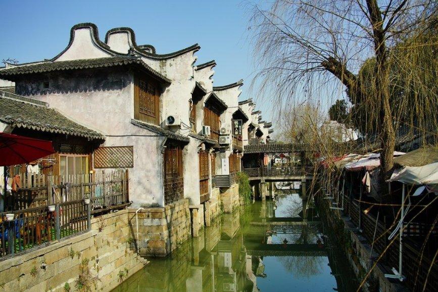 英拉“跑路”细节:换车扔手机,14名随从帮忙,事发前守卫被撤走